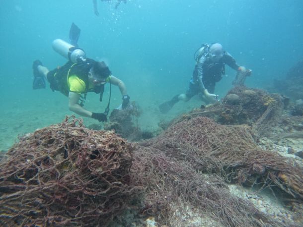 Cleaning fishing nets